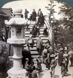 Adorateurs traversant le pont semi-circulaire vers le temple de Kameido au-delà, regardant vers le nord, Tokyo, Japon - Underwood and Underwood