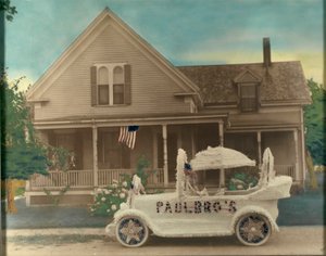 Maison avec voiture décorée devant