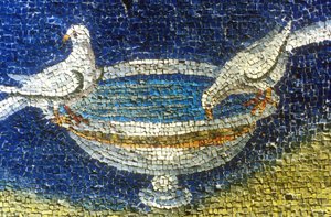 Colombes buvant : mosaïque dans le mausolée de Galla Placidia (390-450) à Ravenne, Italie, (5ème siècle, art chrétien primitif) photo prise en 1990