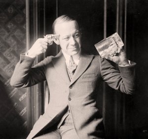 Ernie Hare mimant son mécontentement face à la prohibition, c.1920