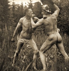 Pose de combat avec un casque romain, c.1910