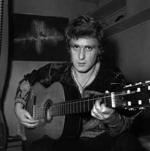 Le chanteur français Christophe (Daniel Bevilacqua) peignant une toile chez lui, 18 novembre 1969 - Unknown