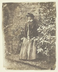 Mme Craik appuyée contre un mur et des buissons - Unknown