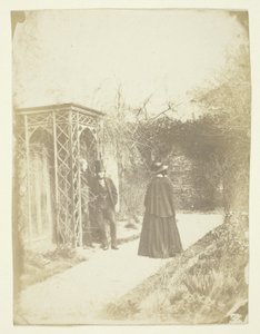 Femme non identifiée et deux hommes debout à l