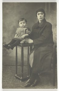 Carte postale sans titre (Femme avec garçon sur un stand)