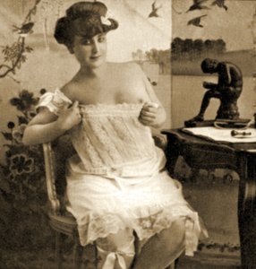 Jeune femme exhibant une chemise en dentelle, c.1900