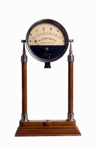 Un milliampèremètre (ou ampèremètre) : appareil conçu pour calculer l