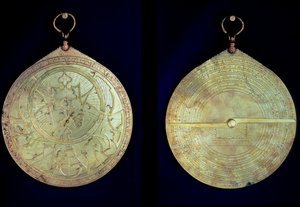 Un astrolabe, instrument de mesure astronomique utilisé par les navigateurs, du 15ème siècle. Collection privée.