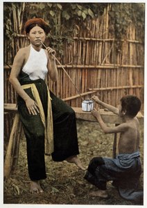 Femme asiatique fumant de l