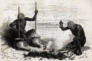 Forgerons Lakoutas (tribu située dans la région du Haut-Nil), une branche de bois fourchue sert de pinces, deux pierres servent de marteau et d