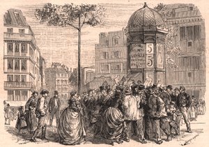 Boulevard Pigalle à Paris : foule parisienne autour d