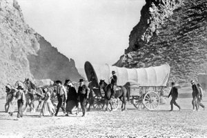 Chariot couvert et colons traversant l