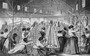 Usines de crinolines : la pose des cerceaux.