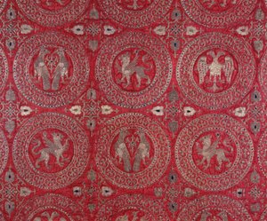 Détail de tissu de costume ecclésiastique en soie violette de Chypre représentant des animaux fantastiques (habit religieux en soie violette de Chypre avec des animaux fantastiques) 13ème siècle Museo della Cattedrale Anagni, Italie - Unknown artist