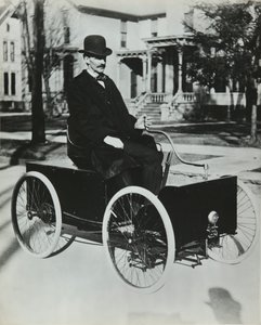 Henri Ford conduisant sa première voiture à essence dans les rues de Détroit en 1896