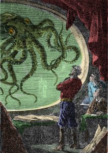 Ned Land, le professeur Aronnax et son serviteur Conseil regardent le poulpe géant à travers le hublot du sous-marin Nautilus. Gravure du livre de Jules Verne « Vingt mille lieues sous les mers »