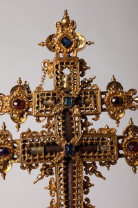 Croix reliquaire. Métallerie avec bijoux. Abbaye d