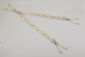 Bretelles, c.1880, satin blanc brodé, cuir, argent, fabricant inconnu - Unknown artist