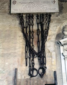 Les chaînes qui fermaient le port de Pise. Elles ont été prises par les Génois lors de la victoire de Meloria contre la Corse en 1284 puis données à Florence et rendues à la ville de Pise en 1858. Camposanto de Pise - Unknown artist