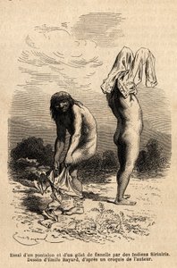Deux Indiens Siriniris essaient de mettre des pantalons et un gilet, qu