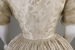 Robe de mariée (détail du dos à la taille) - Unknown artist