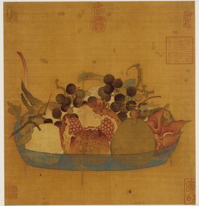 Plat en verre bleu rempli de fruits