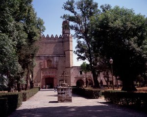 Art Mexique: vue du Couvent Augustinien (monastère de San Augustin Acolman) datant de 1571. La croix est réalisée par des artistes indigènes Tequitqui. Mexique. Acolman