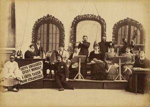 [Un groupe se produit dans la rue]