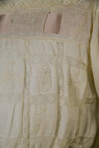 Chemise de nuit de Bertha Palmer, vers 1880 (vue de détail), coton blanc, dentelle, broderie et ruban de soie