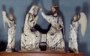 Couronnement de la Vierge. Le Christ, portant une couronne de roi, couronne la Vierge. Deux anges sont témoins. Groupe en ivoire sculpté. Fin du XIIIe siècle. Paris, Musée du Louvre