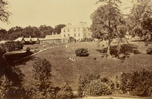 [Maison de campagne avec serre et pelouse]