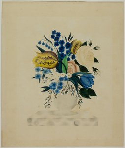 Fleurs dans un vase en marbre