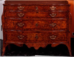 Meuble : commode en bois de cèdre (1735-1745 environ)