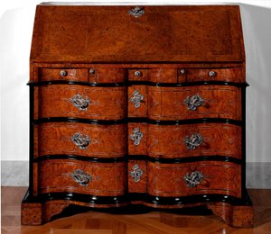 Mobilier : bureau en bois de cèdre. 1730-1735 env. Collection privée