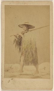 [Japonais portant une cape de pluie et un chapeau de paille, muni d