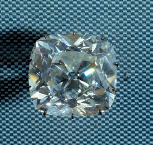 Bijou : diamant connu sous le nom de Le Régent, acquis par Thomas Pitt, gouverneur du fort de Madras en 1702, acheté à Pitt par le régent Philippe II Duc d