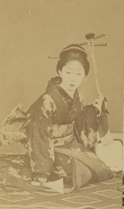 [Femme japonaise agenouillée]