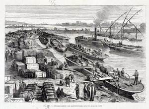 Débarquement de marchandises sur un quai du canal de Suez