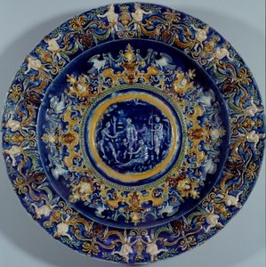 Grand plat en faïence polychrome représentant le Jugement de Paris (1550-1600)