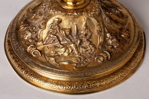 Métallerie. Calice. Don du chanoine A. Le Vaillant de la Bassarderie, doyen du chapitre de la cathédrale de 1726 à 1758. 18ème siècle. Détail bas. - Unknown artist