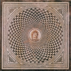 Sol en mosaïque avec tête de Méduse