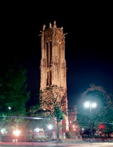 Vue nocturne de la tour Saint-Jacques à Paris