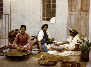 Paysans moulant du blé à Jérusalem. Photochrome entre 1890-1900. - Unknown artist