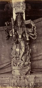 Pilier et figure, taillés dans une seule pierre. Coimbatore