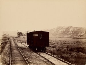 [Voiture de chemin de fer sur les rails]