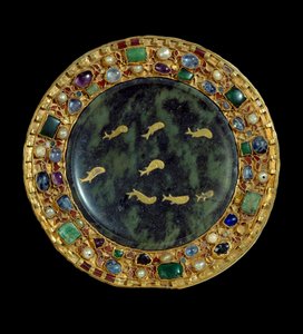 Objet religieux : patène en serpentine datant du 1er siècle av. J.-C. ou du Bas-Empire romain et monture en or incrustée de perles et de pierres précieuses datant de l