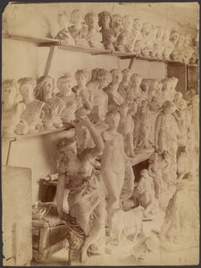 [Salle pleine de bustes et de statues]