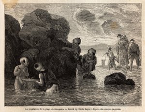 Petites activités de pêche sur une plage de Sinagawa, les enfants éclaboussent dans l
