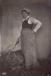 [Femme debout avec une faux]