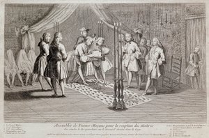 Les premiers et seconds surveillants posent le récipiendaire sur le cercueil dessiné dans la loge. Le Grand Maître se tient derrière eux avec un maillet. Les trois hommes couverts d